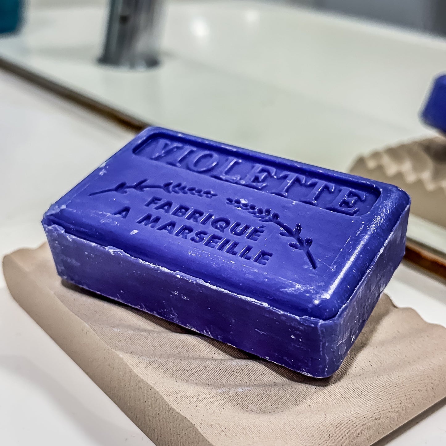 Savons.com French Marseille Soap Violette (Violet) 125g lifestyle image