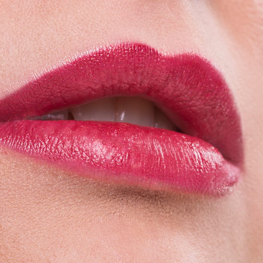 Benecos Natural Lipstick Marry Me 4.5g applied on lips