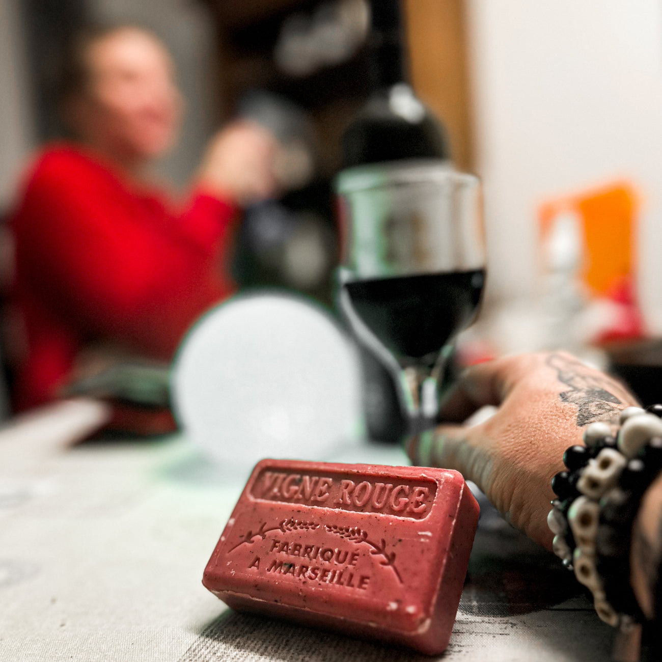 French Marseille Soap Vigne Rouge (Red Vine) 125g lifestyle image
