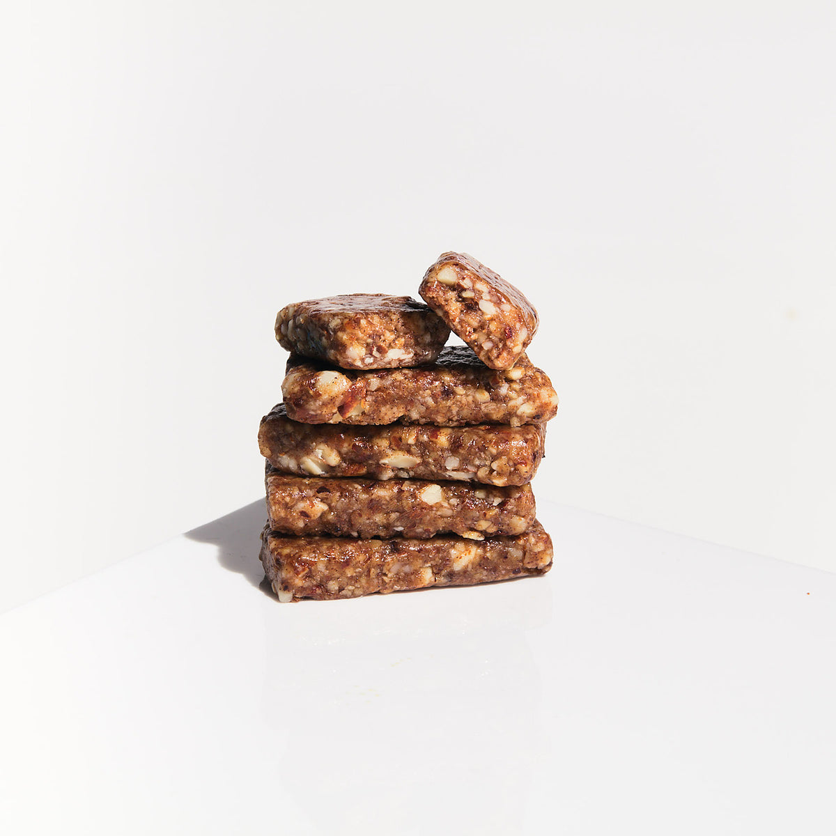 Fattbar Keto Nut Bar Apple & Cinnamon 30g - lifestyle view