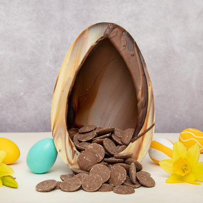 Cocoa Loco Organic Marbled Chocolate-filled with Milk Buttons Easter Egg 225g lifestyle image 2