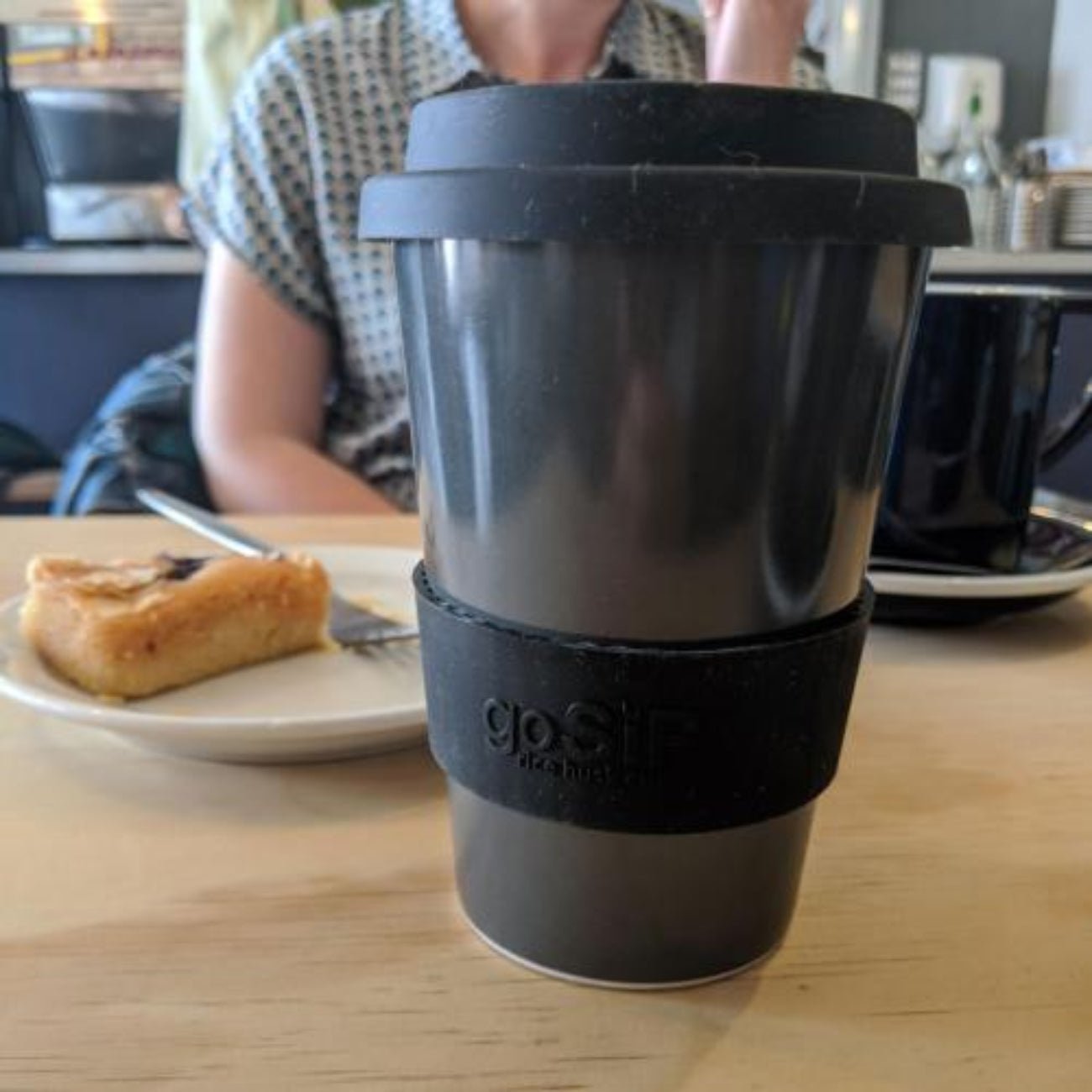 Shared Earth reusable travel cup – dishwasher safe, compostable and safe for hot drinks with modern charcoal design.